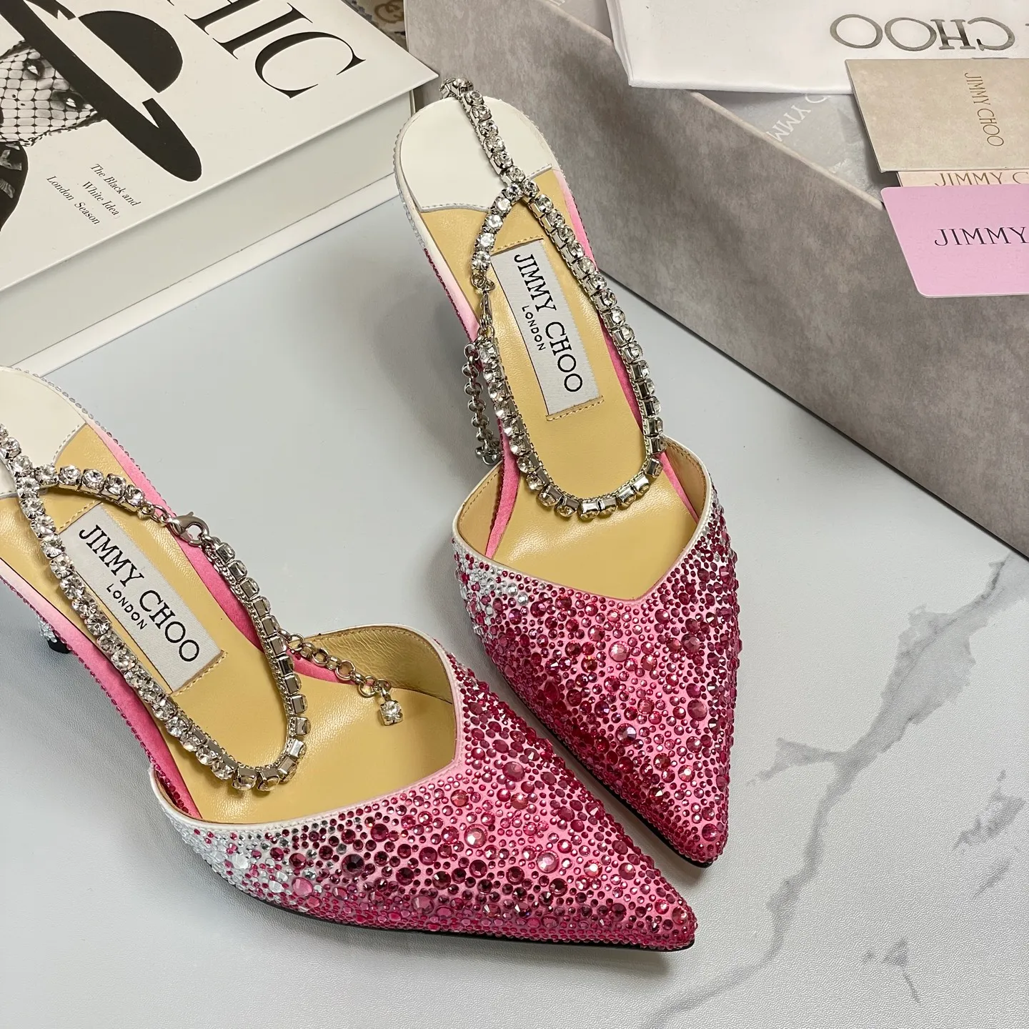 👟👟Ex-factory price 680👟👟 Jimmy Choo/Jimmy Choo classic diamond chain pointed toe crystal high-heeled sandals. Excellent crystal shoes, so beautiful that you can't take your eyes away. The shape of the shoes is very delicate, not too narrow and long. The internal space is sufficient, allowing the toes to relax enough. The rhinestones outline a charming arc on the instep, which is simply beautiful. It has a 360-degree surrounding fairy atmosphere, gorgeous but not exaggerated! ! The fabric is made of imported silk, with imported sheepskin lining. Customized A-grade Italian genuine leather sole. Heel height: 6.5 or 8.5. Size: 35-40 (41, 42, 43 customized, non-refundable)